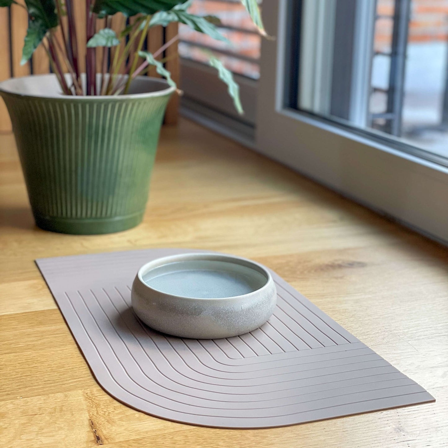 Bowl for cats and dogs